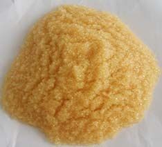 軟化樹脂是專用於軟化硬水的一種專用樹脂，通過離子交換技術，使水的硬度小於50 mg/L(CaCO3)。離子交換是一種特殊的動態吸附過程，一般是由不溶於水的離子交換劑在電解質溶液中進行，這種離子交換劑即為離子交換樹脂。