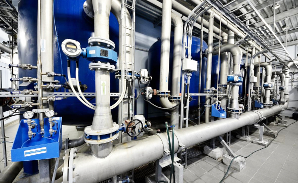 電廠冷卻循環水係統簡介<br />
1.電廠冷卻循環水係統是電力生產的核心配套係統，主要為凝汽器、發電機、變壓器及鍋爐輔機等關鍵設備提供冷卻服務，是保障機組高效穩定運行、避免設備